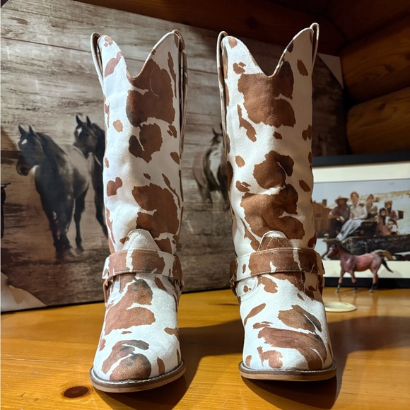 ARiderGirl Evon Women’s Knee-High pointed Toe Pull Up Metal Buckle Boot - Picture 5 of 8